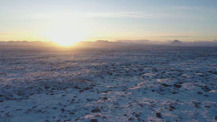 Reykvískir frístundabændur keyptu 2.000 hektara land í Hvassahrauni fyrir 62 árum til að tryggja sér beitiland fyrir kindur. Landið er milli Reykjanesbrautar og fjallgarðsins.