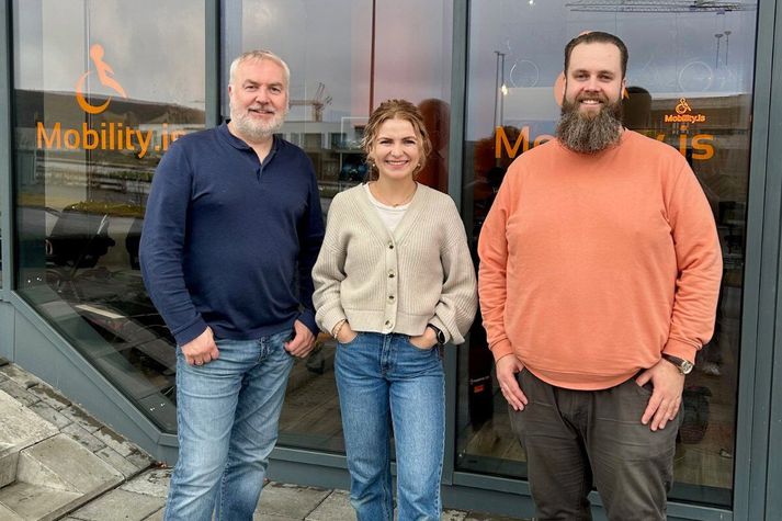 Mobility býður upp á flestar lausnir fyrir hreyfiskerta og leggur sérstaka áherslu á nýjungar og frumlegar vörur. Fjölskyldan sem rekur Mobility hefur kynnst AHC taugasjúkdómnum af eigin raun. F.v. Sigurður Hólmar framkvæmdastjóri, Unnur Iðjuþjálfi og Svanberg Sölustjóri.