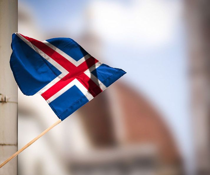 Íslenski fáninn með dómkirkju Flórens í bakgrunni. Fagnaðarerindið er koma Alberts Guðmundssonar til borgarinnar. 