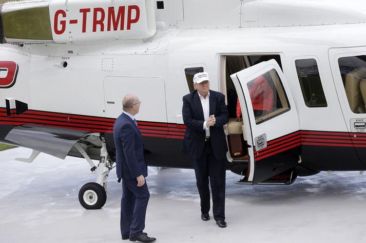 „Verkamaðurinn“ Donald Trump stígur út úr einkaþyrlunni sinni á golfvellinum sínum í Skotlandi.