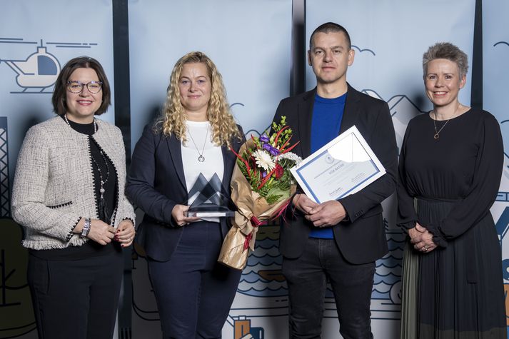 Vök Baths er handhafi Nýsköpunarverðlauna ferðaþjónustunnar árið 2022. Eliza Reid, forsetafrú og Bjarnheiður Hallsdóttur, formaður Samtaka ferðaþjónustunnar ásamt Aðalheiði Ósk Guðmundsdóttur, framkvæmdastjóra Vök Baths og Ívari Ingimarssyni, stjórnarmanni hjá Vök Baths.