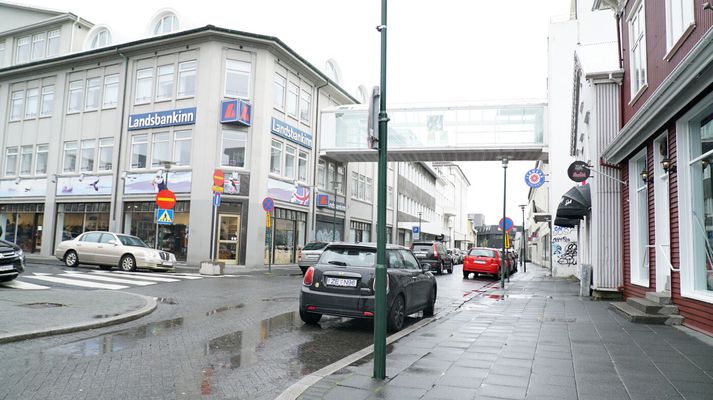 Bardaginn sem málið snýst um áttu sér stað á þessum gatnamótum, Naustanna og Hafnarstrætis. Myndin er úr safni.