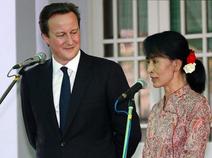 David Cameron fundaði einslega með Aung San Suu Kyi, stjórnarandstöðuleiðtoganum sem nýlega var kosinn á þing, á heimili hennar í gær.