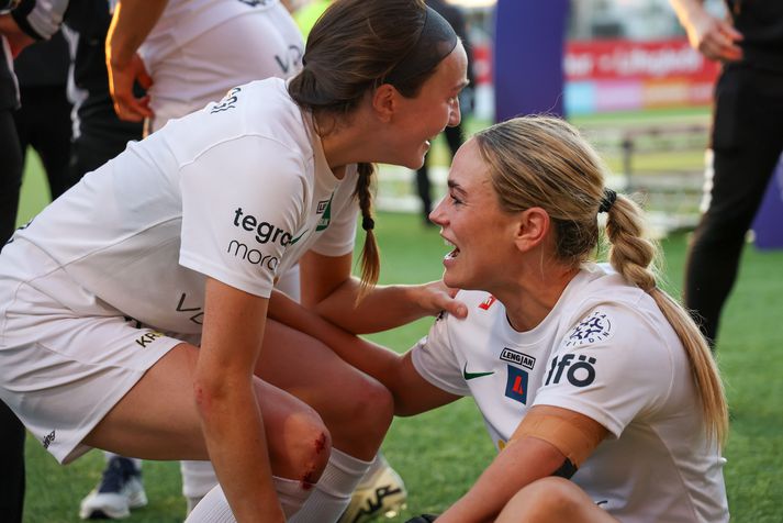 Samantha Smith og Katrín Ásbjörnsdóttir glaðbeittar eftir Íslandsmeistaratitilinn á síðustu leiktíð. Þær náðu hálfri leiktíð saman en óvíst er hvort leikirnir verði fleiri.