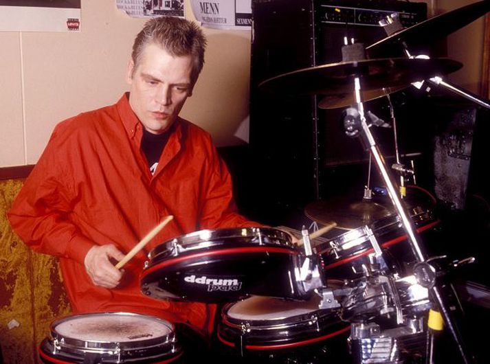 Jón Ólafsson vinnur að ævisögu um Rafn Jónsson trommara sem lést árið 2004 eftir að hafa barist við veikindi um árabil. Hann var meðal annars í hljómsveitunum Grafík, Bítlavinafélaginu og Sálinni hans Jóns míns. Þessi mynd var tekin af trommaranum í byrun tíunda áratugarins þegar hann var nýbúinn að greinast með hreyfitaugahrörnunarsjúkdóminn, MND. 
Fréttablaðið/bg