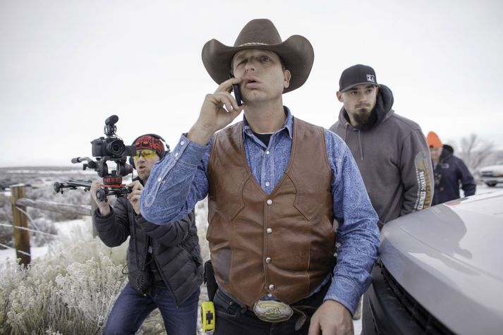 Amon Bundy spjallar hér í símann í Malheur National Wildlife Refuge á fimmtudag.