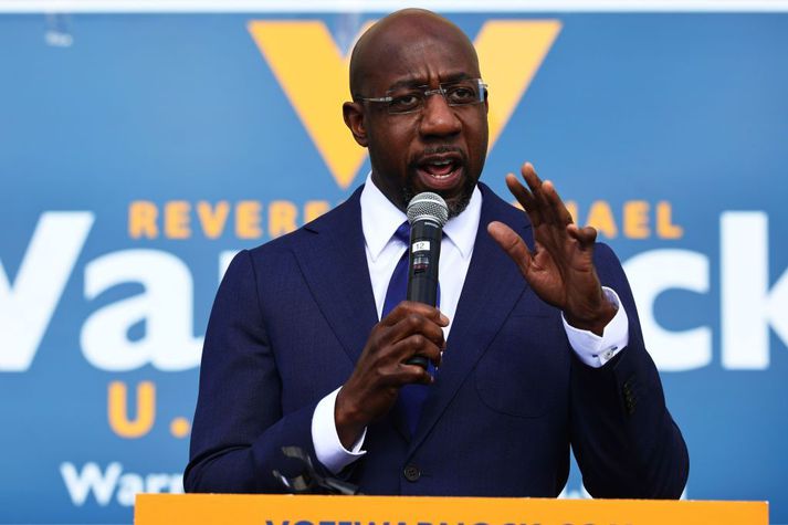 Demókratinn Raphael Warnock hefur lýst yfir sigri en hann hefur 36 þúsund atkvæða forskot á Repúblikann Kelly Loeffler þegar 98 prósent atkvæða hafa verið talin.