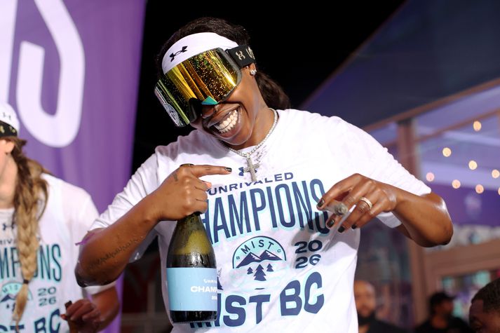 Arike Ogunbowale fagnar hér sigri í Unrivaled-deildinni en kvöldið endaði ekki vel.