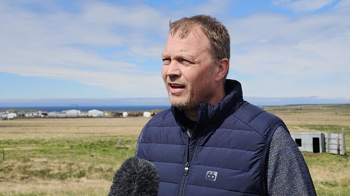 Guðmundur Haukur Jakobsson, forseti sveitarstjórnar Húnabyggðar. Fjær sjást byggingar gagnaversins.