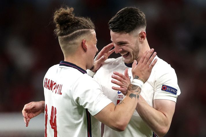 Declan Rice fagnar sigrinum á Dönum með Kalvin Phillips en þeir hafa verið frábærir saman á miðju enska liðsins í keppninni.