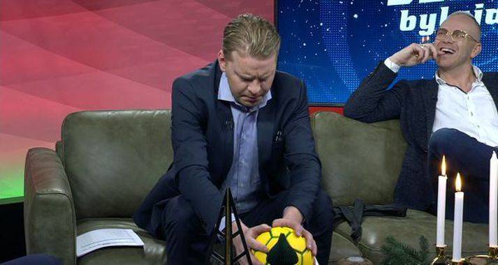 Jóhann Gunnar fær upplýsingar frá Völvunni og Logi Geirsson skemmtir sér konunglega.