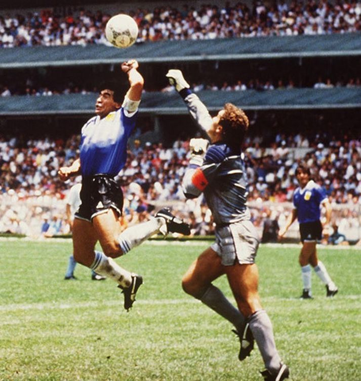 Markið fræga þar sem Maradona vippaði boltanum yfir Peter Shilton með hendinni.