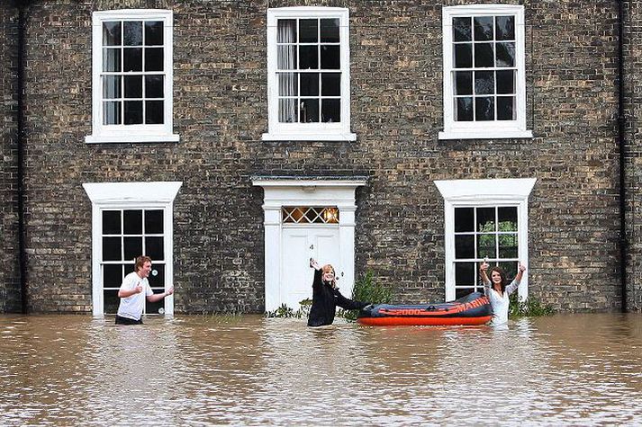 Íbúar bæjarins Beverley í Jórvíkurskíri vaða elginn á götu í bænum.