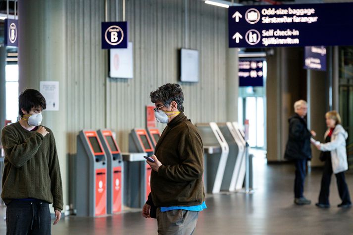 Starfshópurinn telur að ferðamenn sem hafa smitast af covid-19 en náð bata eigi að geta lagt fram vottorð við komuna til landsins og þannig sloppið við sóttkví.