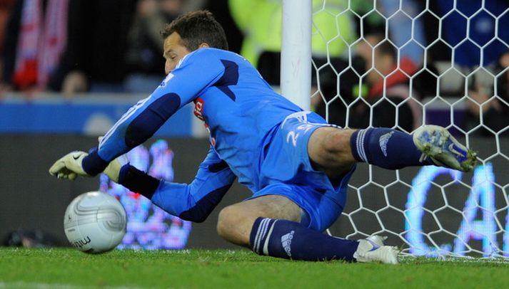 Thomas Sorensen ver hér vítið og tryggir Tottenham sæti í næstu umferð.