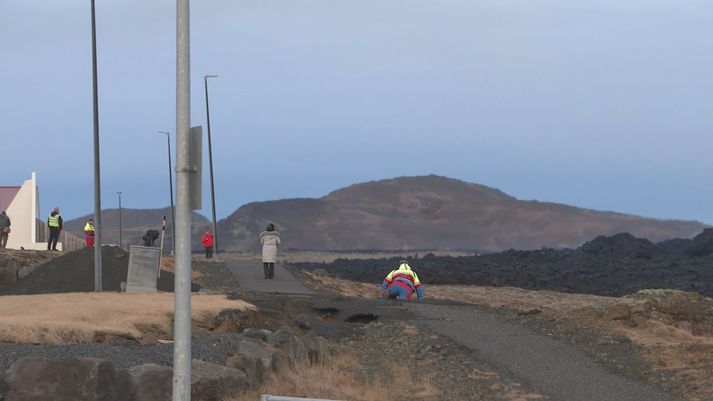 Atvikið þar sem jörðin gaf sig undan björgunarsveitamanni á gangi, náðist á myndband.