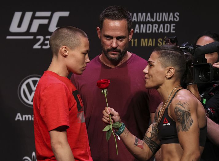 Andrade gefur Rose Namajunas rós.