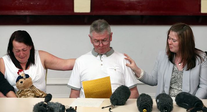 tengist morðinu Viðbúnaðurinn við Stansted-flugvöll í gær og lokun M6-hraðbrautarinnar eru tengd morðinu á hermanninum Lee Rigby á miðvikudag. Fjölskylda hans ræddi við fjölmiðla í herstöð í gær. nordicphotos/afp