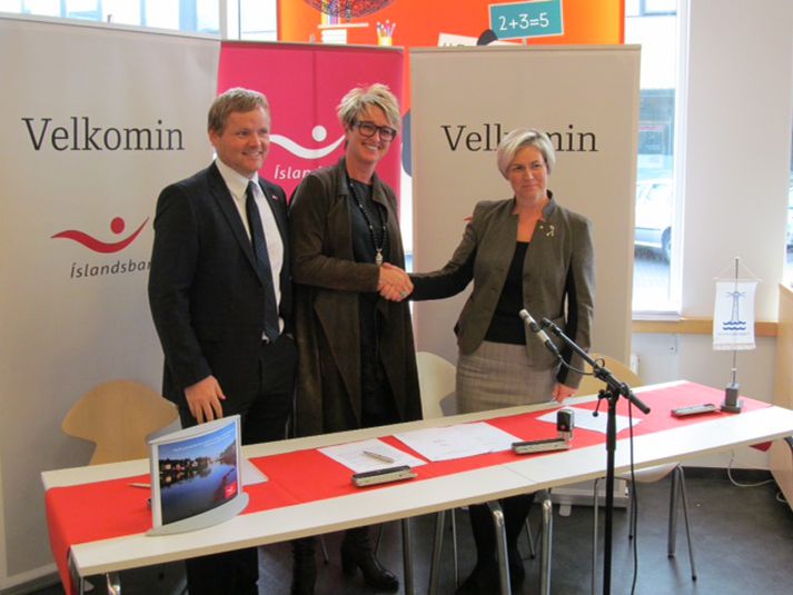 Frá undirskrift samningsins í dag. Vilhelm Már Þorsteinsson, framkvæmdastjóri Fyrirtækjasviðs Íslandsbanka, Una Steinsdóttir, framkvæmdastjóri Viðskiptabankasviðs Íslandsbanka og Guðrún Ágústa Guðmundsdóttir, bæjarstjóri Hafnarfjarðar.