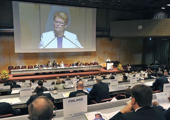 Ráðstefnan sett. Gro Harlem Brundtland í ræðustóli. AP