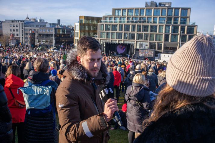 Fréttamaður við störf. Bjarki Sigurðsson fréttamaður á vettvangi á kvennafrídaginn í október fyrir Stöð 2.