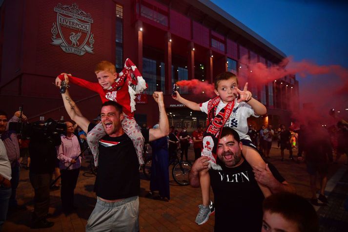 Hópur stuðningsmanna Liverpool safnaðist saman við Anfield og fagnaði Englandsmeistaratitlinum er ljóst var að félagið hafði tryggt sér titilinn.