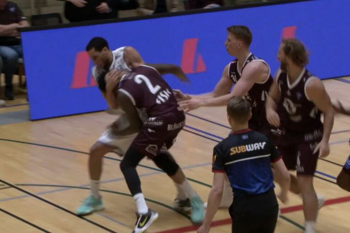 Jordan Semple sést hér halda utan um höfuð Dee Bost rétt áður en hann snéri hann niður í gólfið.