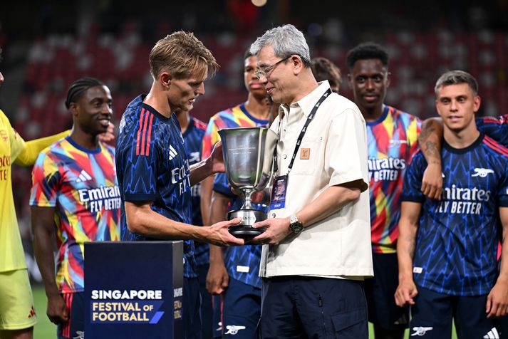 Martin Ödegaard tekur hér við bikar í Singapúr í dag. Stuðningsmenn Arsenal eru örugglega bjartsýnir á að sjá fleiri bikara á tímabilinu enda hefur liðið styrkt sig mikið í sumar.