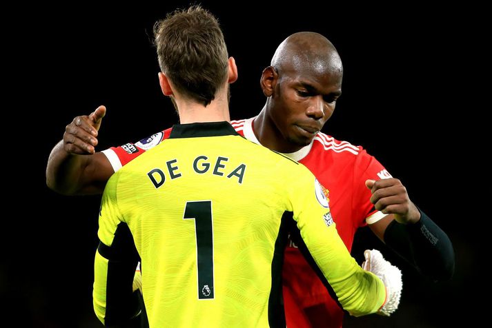 Paul Pogba faðmar markmann sinn David de Gea í leik Manchester United á dögunum.