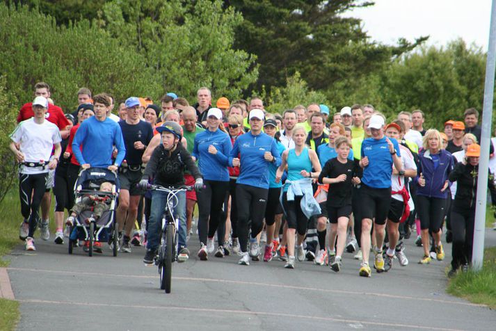 Fjórmenningarnir úr Meðan fæturnir bera mig luku hringnum ásamt fjölda stuðningshlaupara síðastliðið sumar.