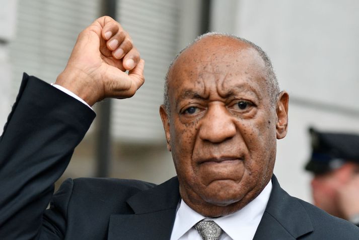 Bill Cosby fagnaði þegar réttarhöld yfir honum voru ómerkt í síðustu viku.