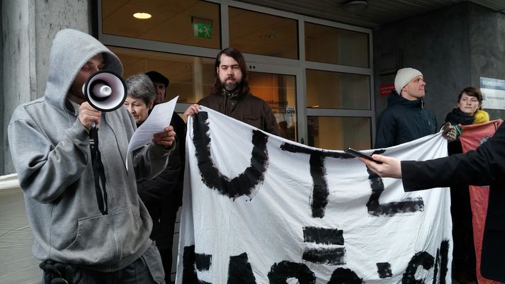 Í hádeginu var þess krafist að Hanna Birna Kristjánsdóttir víki úr sæti innanríkisráðherra.