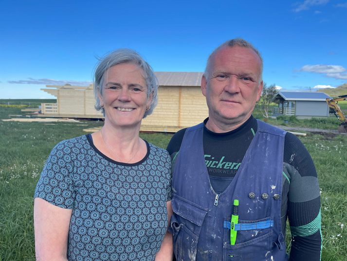 Hjónin Þórlaug og Grétar á Móum í Hvalfjarðarsveit eru hæstánægð með lífið í sveitinni.