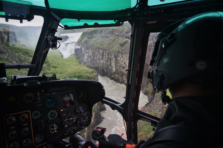 Gljúfrin undir Gullfossi eru ekki árennileg en þyrla gæslunnar tók þátt í leitinni í gær.