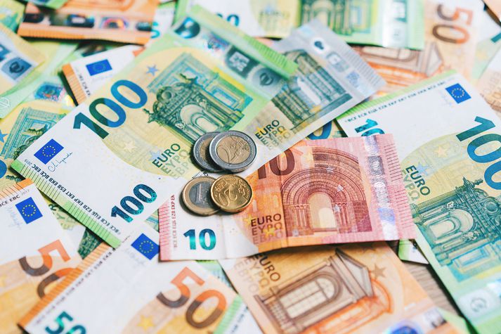 Evrópusambandsríki þarf að standast fimm svonefnd Maastricht-skilyrði til þess að geta tekið upp evru. Farið yfir yfir hversu vel Ísland hefur staðiðst þau skilyrði í nýrri skýrslu sem Félag atvinnurekenda og Íslensk-evrópska verslunarráðið létu taka saman.