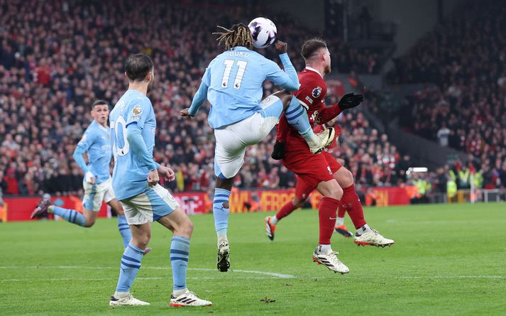 Atvikið umdeilda undir lok leiks Liverpool og Manchester City.