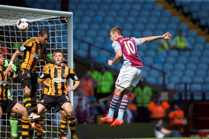 Andreas Weimann skallar boltann í mark Hull.