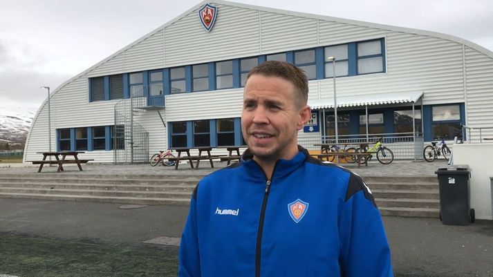 Jónatan Magnússon léttur í bragði fyrir utan KA-heimilið.