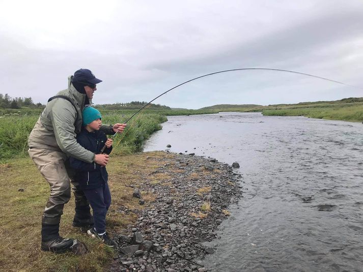 Valdimar Hilmarsson kennir syni sínum Viktor réttu tökin í að landa laxi úr Tunnustreng í Langá
