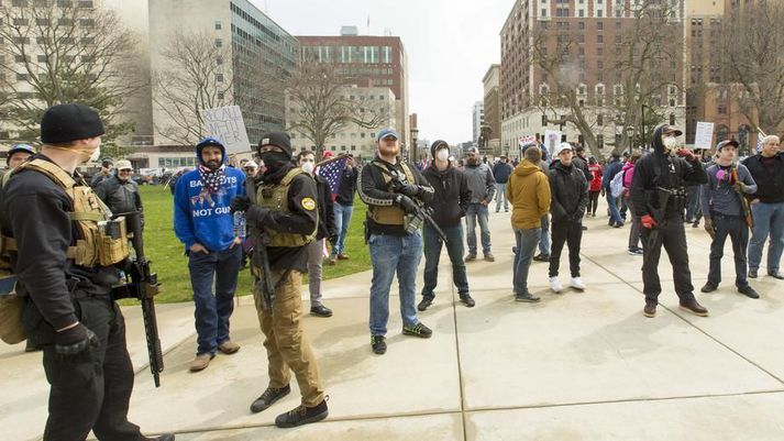 Fjölmenn mótmæli gegn sóttvarnaaðgerðum Whitmer ríkisstjóra fóru fram í ríkishöfuðborginni Lansing í Michigan í fyrra. Vopnaðir menn voru framarlega í flokki mótmælenda.