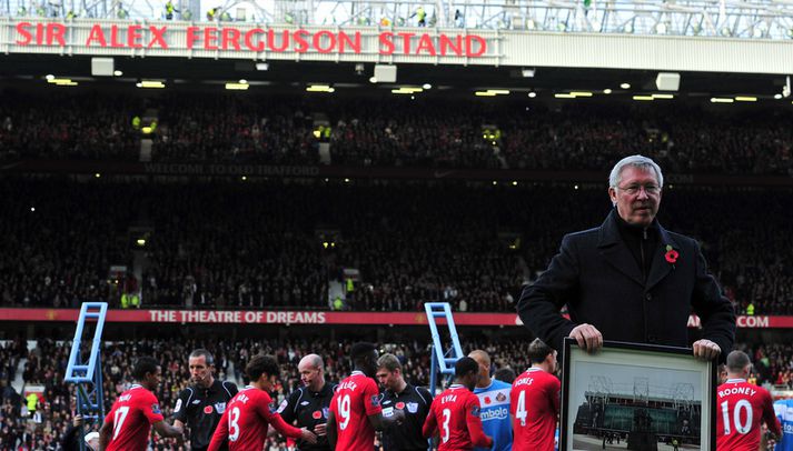 Sir Alex Ferguson fyrir framan stúkuna sína.