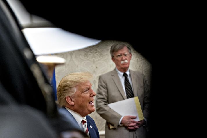 Donald Trump og John Bolton þegar sá síðarnefndi starfaði sem þjóðaröryggisráðgjafi fyrir forsetann. Hann hætti í september síðastliðnum eftir aðeins nokkra mánuði í starfi.