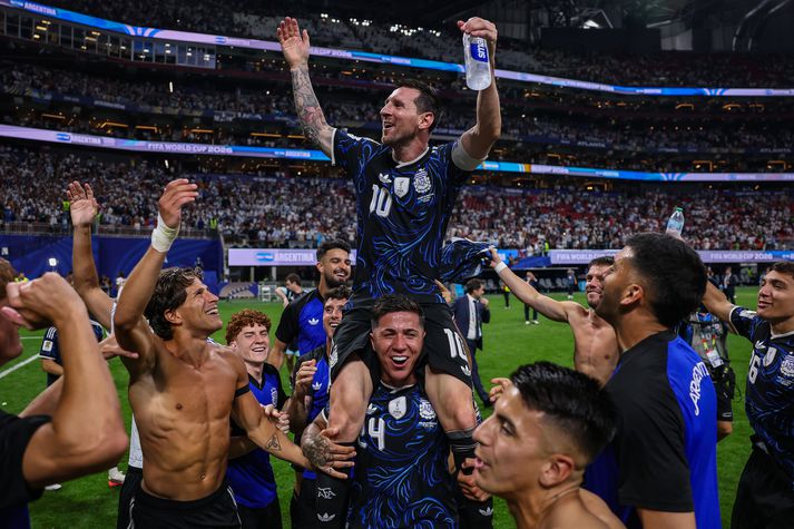 Liðsfélagar Lionel Messi báru hann um völlinn í fagnaðarlátunum eftir sigurinn á Englendingum.