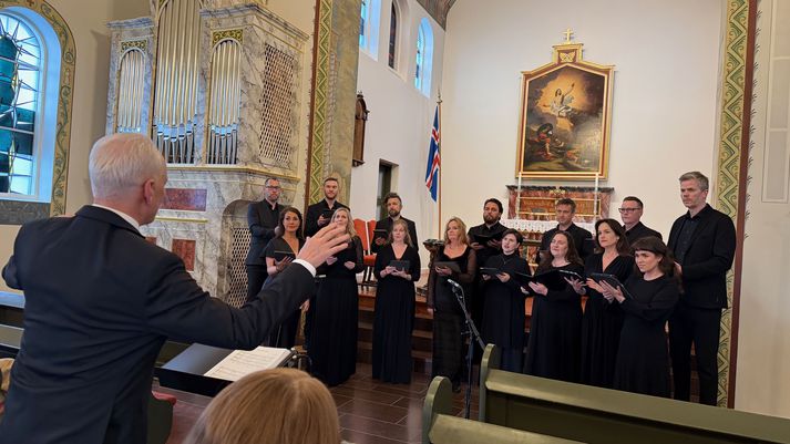 Frá tónleikunum í Hafnarfjarðarkirkju mánudaginn 2. júní. 