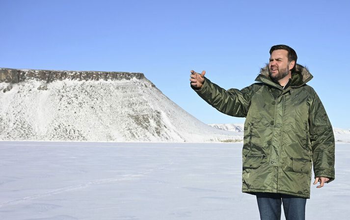 Blíðviðri tók á móti Vance en ansi kalt er í veðri.