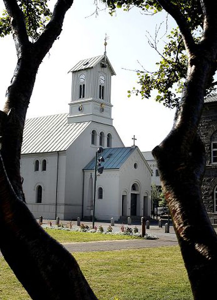 Dómkirkjan í Reykjavík. Kirkjuráð telur að koma þurfi þinglýsingum á kirkjum á hreint og hyggst byrja á Dómkirkjunni og níu öðrum kirkjum á landinu.Fréttablaðið/GVA