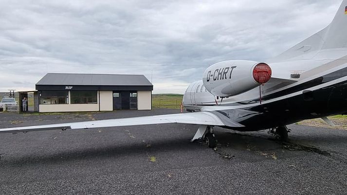 Hjól einkaþotunnar sukku ofan í slitlagið við flugstöðvarbygginguna á Rifi.