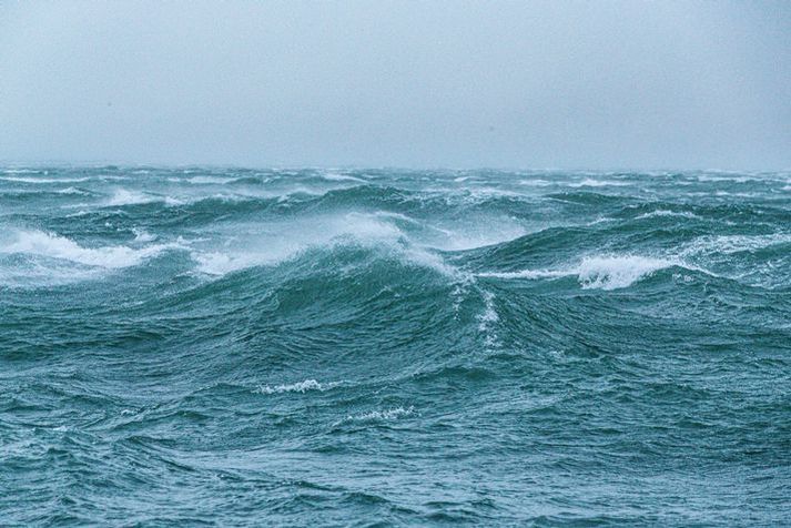 Veðurstofan gerir ráð fyrir að það bæti heldur í vind og ofankomu fyrir norðan á morgun, en annars svipað veður.