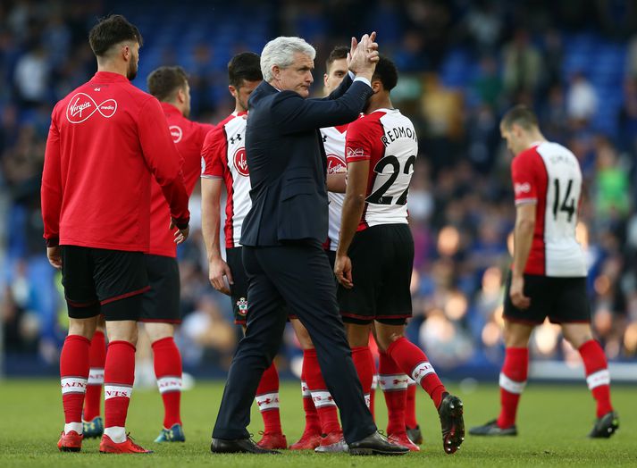 Mark Hughes þakkar stuðningsmönnum eftir leikinn á laugardag gegn Everton. Það eru mögulega brögð í tafli fyrir leik liðsins gegn Swansea í kvöld.