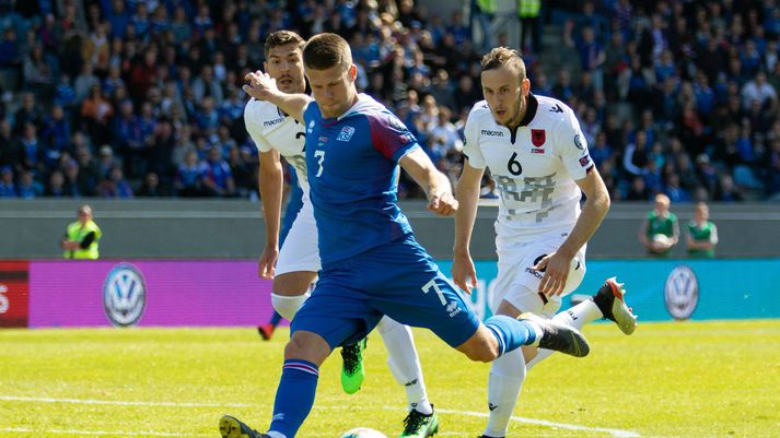 Glæsimark Jóhanns Berg tryggði Íslandi sigur á Albaníu á laugardaginn. Óvíst er hvort hann verður með gegn Tyrklandi annað kvöld.